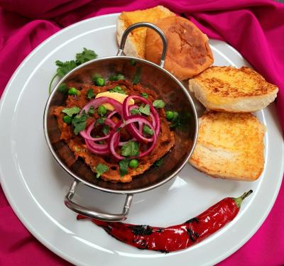 Mash potato and pea curry served with bread rolls